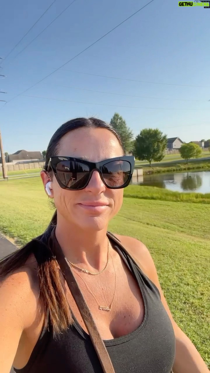 Laura Lentz Instagram - Nothin like a walk to start your day with some scripture to encourage you 😍 Psalm 116 has been the one I have held onto these past few years… “i will walk before the Lord in the land of the living” 🥺