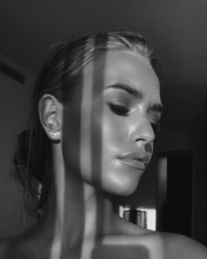 Laura Müller Instagram - 🖤