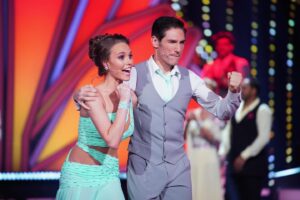 Laura Müller Instagram - Der Blick, wenn in der Show 6 die 💗LOVE WEEK💗 ist. Wir freuen uns alle sehr, dass @letsdance weiterhin stattfindet😍 und ich kann euch sagen, morgen gibt es ganz viel Liiiiiiiiiiiiieeeebe in der Show💋 Wir alle, egal ob auf der Bühne oder hinter der Bühne geben unser bestes - FÜR EUCH❤️
Morgen werden @christianpolanc und ich einen Jive performen, zu dem Song „Dein ist mein ganzes Herz“🙌🏼
Ich bin so dankbar und kann es immer noch nicht fassen...morgen ist Show 6😍 Ich habe die Woche so hart trainiert und ich kann euch sagen, der Jive ist für mich der absolut schwierigste und anstrengendste Tanz den es gibt😂
Wir sehen uns morgen um 20:15 Uhr LIVE auf @rtl.tv 💃🏽
