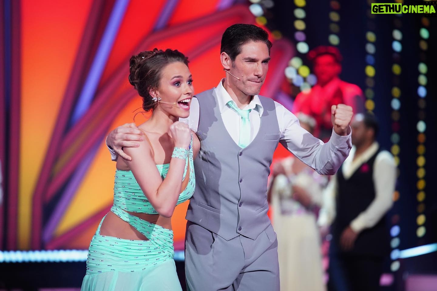 Laura Müller - 23.4K Likes - Der Blick, wenn in der Show 6 die 💗LOVE WEEK💗 ist. Wir freuen uns alle sehr, dass @letsdance weiterhin stattfindet😍 und ich kann euch sagen, morgen gibt es ganz viel Liiiiiiiiiiiiieeeebe in der Show💋 Wir alle, egal ob auf der Bühne oder hinter der Bühne geben unser bestes - FÜR EUCH❤️
Morgen werden @christianpolanc und ich einen Jive performen, zu dem Song „Dein ist mein ganzes Herz“🙌🏼
Ich bin so dankbar und kann es immer noch nicht fassen...morgen ist Show 6😍 Ich habe die Woche so hart trainiert und ich kann euch sagen, der Jive ist für mich der absolut schwierigste und anstrengendste Tanz den es gibt😂
Wir sehen uns morgen um 20:15 Uhr LIVE auf @rtl.tv 💃🏽