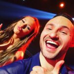 Laura Müller Instagram – Ich weiß gar nicht wo ich anfangen soll🙈
Was war das bitte für ein 💥Crazy 90s Special💥?
Erstmal ein großes Dankeschön an dich @robertbeitsch_official 💗 das Du so kurzfristig eingesprungen bist und mir diesen Contemporary ermöglicht hast! Dafür danke ich Dir! 
Robert und ich haben heute morgen erst kurzfristig erfahren, dass wir die fünfte Show gemeinsam tanzen werden und ich glaube für alle Beteiligten war das nicht leicht. ABER ich bin dankbar, dass es für 20 Punkte gereicht hat und bin happy das ich weiter tanzen darf😍
DANKE DANKE DANKE – das ihr für mich anruft, SMS schreibt und mich unterstützt😍 ich bin in SHOW 6 waaaaahnsinn❤️ Ich habe euch so lieb und danke jedem einzelnen von euch, der uns so fleißig unterstützt! 
Und zum Schluss an meinen lieben Tanzpartner @christianpolanc : Chris ich liebe deine Choreografien und hoffe wir sehen uns am Sonntag wieder froh und munter (und fit🤔 das weiß ich noch nicht😂) im Training und können wieder Gas geben!🎉
Ich wünsche euch allen eine wundervolle gute Nacht – süße Träume und wir sehen uns nächsten Freitag wieder😍 mit einem neuen Tanz, einer neuen Choreo, neuer Musik und neuem Kostüm🔥 bis dahin! Love u all❤️