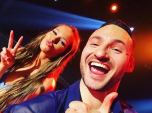 Laura Müller Instagram - Ich weiß gar nicht wo ich anfangen soll🙈
Was war das bitte für ein 💥Crazy 90s Special💥?
Erstmal ein großes Dankeschön an dich @robertbeitsch_official 💗 das Du so kurzfristig eingesprungen bist und mir diesen Contemporary ermöglicht hast! Dafür danke ich Dir! 
Robert und ich haben heute morgen erst kurzfristig erfahren, dass wir die fünfte Show gemeinsam tanzen werden und ich glaube für alle Beteiligten war das nicht leicht. ABER ich bin dankbar, dass es für 20 Punkte gereicht hat und bin happy das ich weiter tanzen darf😍
DANKE DANKE DANKE - das ihr für mich anruft, SMS schreibt und mich unterstützt😍 ich bin in SHOW 6 waaaaahnsinn❤️ Ich habe euch so lieb und danke jedem einzelnen von euch, der uns so fleißig unterstützt! 
Und zum Schluss an meinen lieben Tanzpartner @christianpolanc : Chris ich liebe deine Choreografien und hoffe wir sehen uns am Sonntag wieder froh und munter (und fit🤔 das weiß ich noch nicht😂) im Training und können wieder Gas geben!🎉
Ich wünsche euch allen eine wundervolle gute Nacht - süße Träume und wir sehen uns nächsten Freitag wieder😍 mit einem neuen Tanz, einer neuen Choreo, neuer Musik und neuem Kostüm🔥 bis dahin! Love u all❤️