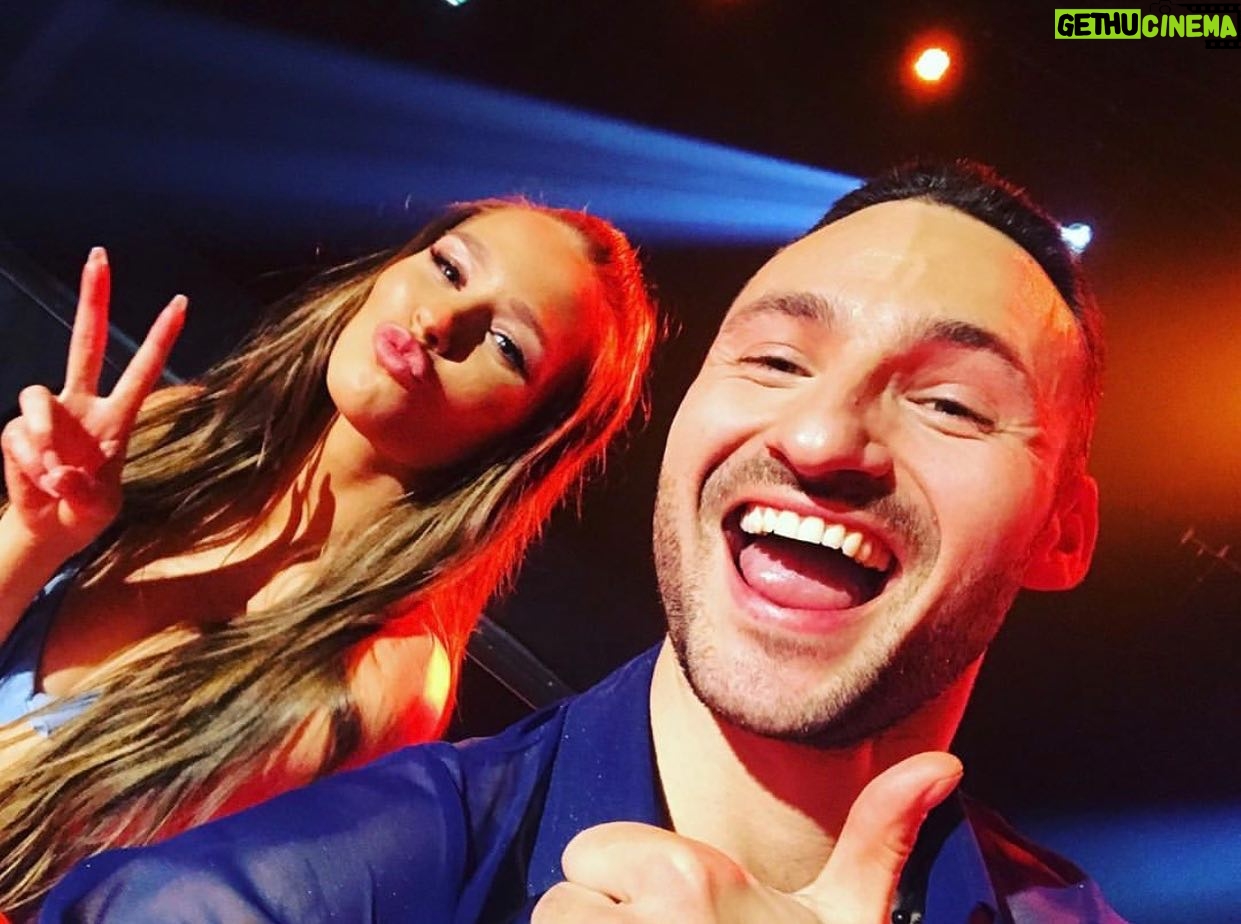 Laura Müller - 31.1K Likes - Ich weiß gar nicht wo ich anfangen soll🙈
Was war das bitte für ein 💥Crazy 90s Special💥?
Erstmal ein großes Dankeschön an dich @robertbeitsch_official 💗 das Du so kurzfristig eingesprungen bist und mir diesen Contemporary ermöglicht hast! Dafür danke ich Dir!
Robert und ich haben heute morgen erst kurzfristig erfahren, dass wir die fünfte Show gemeinsam tanzen werden und ich glaube für alle Beteiligten war das nicht leicht. ABER ich bin dankbar, dass es für 20 Punkte gereicht hat und bin happy das ich weiter tanzen darf😍
DANKE DANKE DANKE - das ihr für mich anruft, SMS schreibt und mich unterstützt😍 ich bin in SHOW 6 waaaaahnsinn❤️ Ich habe euch so lieb und danke jedem einzelnen von euch, der uns so fleißig unterstützt!
Und zum Schluss an meinen lieben Tanzpartner @christianpolanc : Chris ich liebe deine Choreografien und hoffe wir sehen uns am Sonntag wieder froh und munter (und fit🤔 das weiß ich noch nicht😂) im Training und können wieder Gas geben!🎉
Ich wünsche euch allen eine wundervolle gute Nacht - süße Träume und wir sehen uns nächsten Freitag wieder😍 mit einem neuen Tanz, einer neuen Choreo, neuer Musik und neuem Kostüm🔥 bis dahin! Love u all❤️