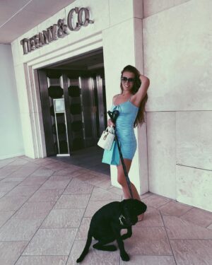 Laura Müller Instagram - my Tiffany dog🥺💙 Tigers first time at @tiffanyandco