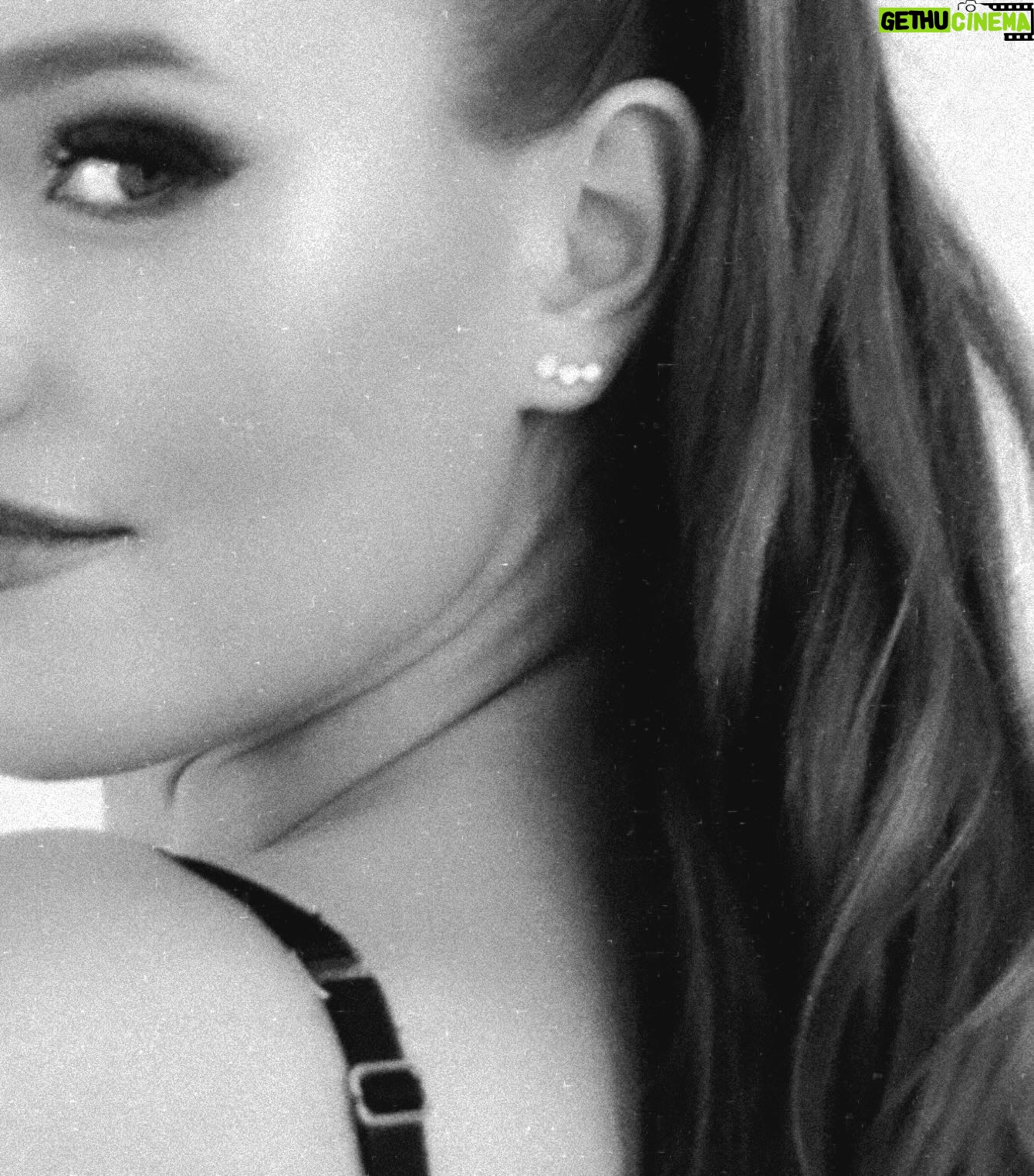 Laura Müller Instagram - Der Countdown läuft!!! Am 18.04.2024 um 18:00 Uhr geht’s looooos🔥🔥🔥 Link in Bio und Story