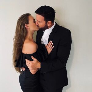 Laura Müller Instagram - Heute Mittag amerikanischer Zeit (UTC -4) haben wir beide JA gesagt😍 Wir haben nun standesamtlich in meiner neuen Heimat Florida geheiratet und sind überglücklich❤️
Mein erster Tag als Micha’s Frau😍😍😍 aaaahhhhh ich liebe meinen Mann so sehr @wendler.michael ❤️❤️❤️❤️
Wir freuen uns schon heute auf die kirchliche Hochzeit mit der Familie und Freunden!❤️
Zur Feier des Tages führt mich mein Mann jetzt zum Essen aus😍