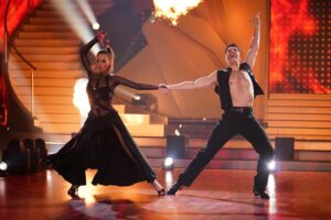 Laura Müller Instagram - Danke @christianpolanc für den mega Paso💥 es war soooooo schön💃🏽 und die Stimmung heissssss🔥 
Ich danke euch allen für eure tolle Unterstützung🙏🏼 Danke das ihr uns eine Runde weiter gelassen habt❤️
©️TV NOW / Stefan Gregorowius