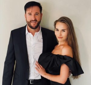 Laura Müller Instagram - Heute Mittag amerikanischer Zeit (UTC -4) haben wir beide JA gesagt😍 Wir haben nun standesamtlich in meiner neuen Heimat Florida geheiratet und sind überglücklich❤️
Mein erster Tag als Micha’s Frau😍😍😍 aaaahhhhh ich liebe meinen Mann so sehr @wendler.michael ❤️❤️❤️❤️
Wir freuen uns schon heute auf die kirchliche Hochzeit mit der Familie und Freunden!❤️
Zur Feier des Tages führt mich mein Mann jetzt zum Essen aus😍