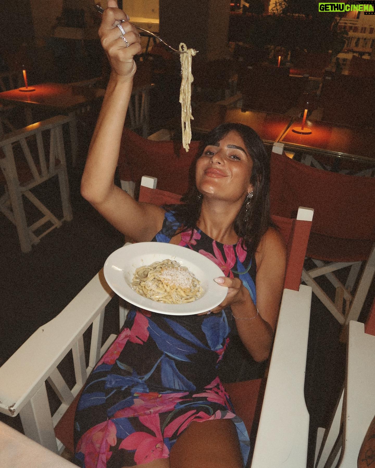 Laura Marra Instagram - Petite pause dans mes posts Ibiza pour vous montrer mes pâtes caccio e Pepe incroyable 🍝🤤 #pasta #food
