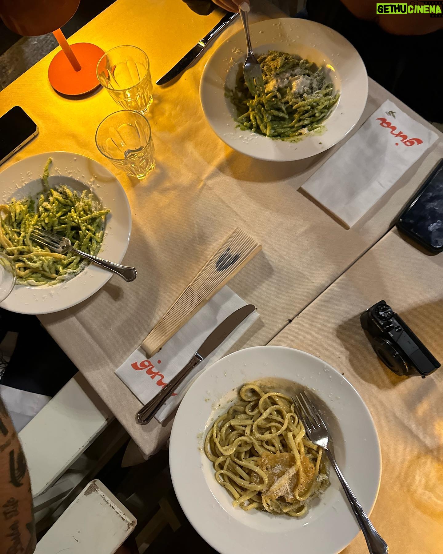 Laura Marra Instagram - Petite pause dans mes posts Ibiza pour vous montrer mes pâtes caccio e Pepe incroyable 🍝🤤 #pasta #food