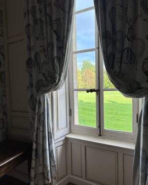 Laura Marra Instagram - Un 29ème anniversaire de princesse 🥹🤍

1. moi avec 1 an de   
2. la vue de ma chambre 
3. Ce qui était sensé être mon entrée 🥹 
4. Le château où j’ai passé mon anniversaire 
5. moi en mode selfie dans le miroir 
6. mon cadeau d’anniversaire ✨🫶🏻
7. les meilleurs fromages de ma vie 
8. Mon dîner d’anniversaire 
9. apéritif gastronomique
10.En détente dans mon bain