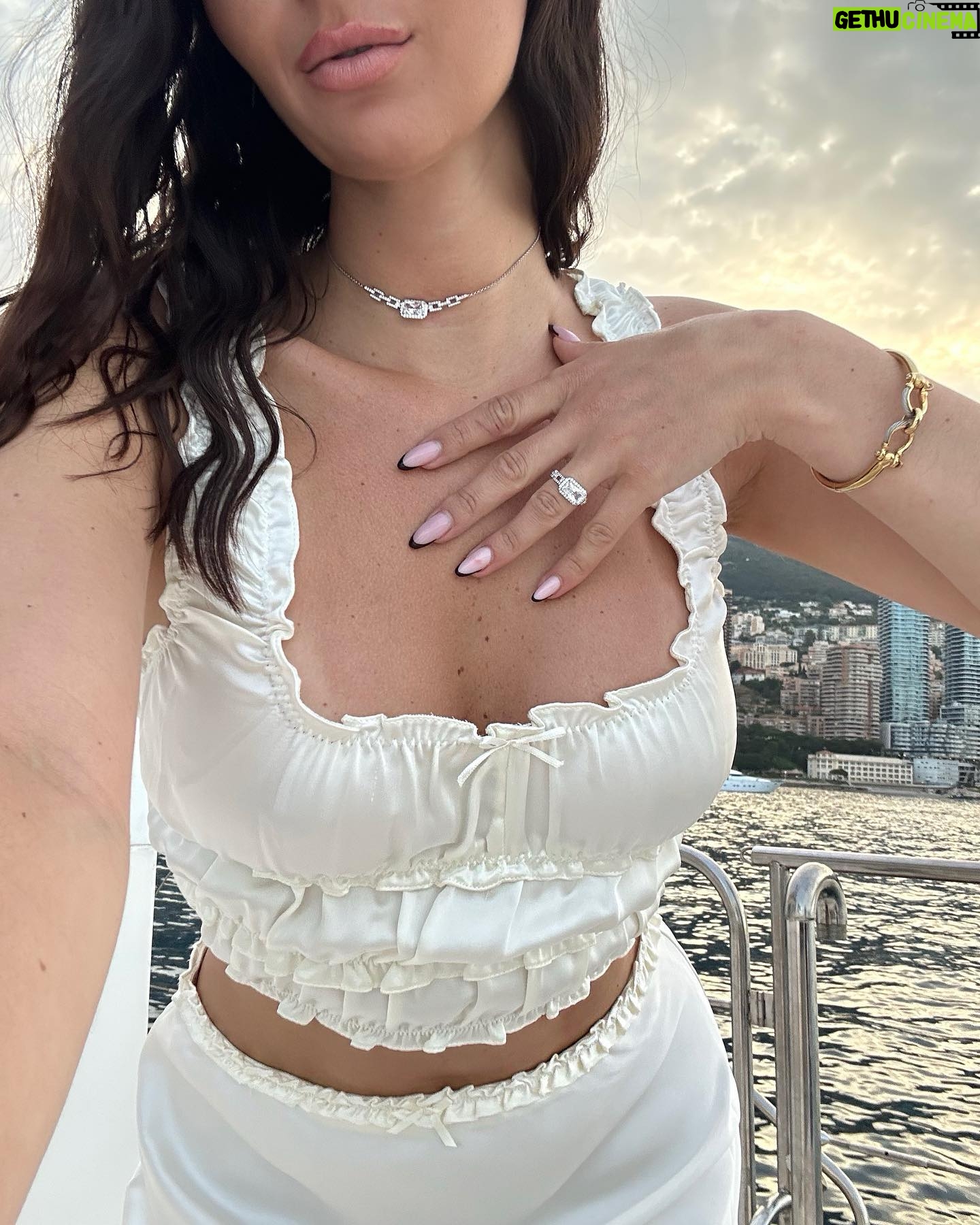 Laura Marra Instagram - Toujours aussi fan de mes bijoux @apmmonaco 🤍