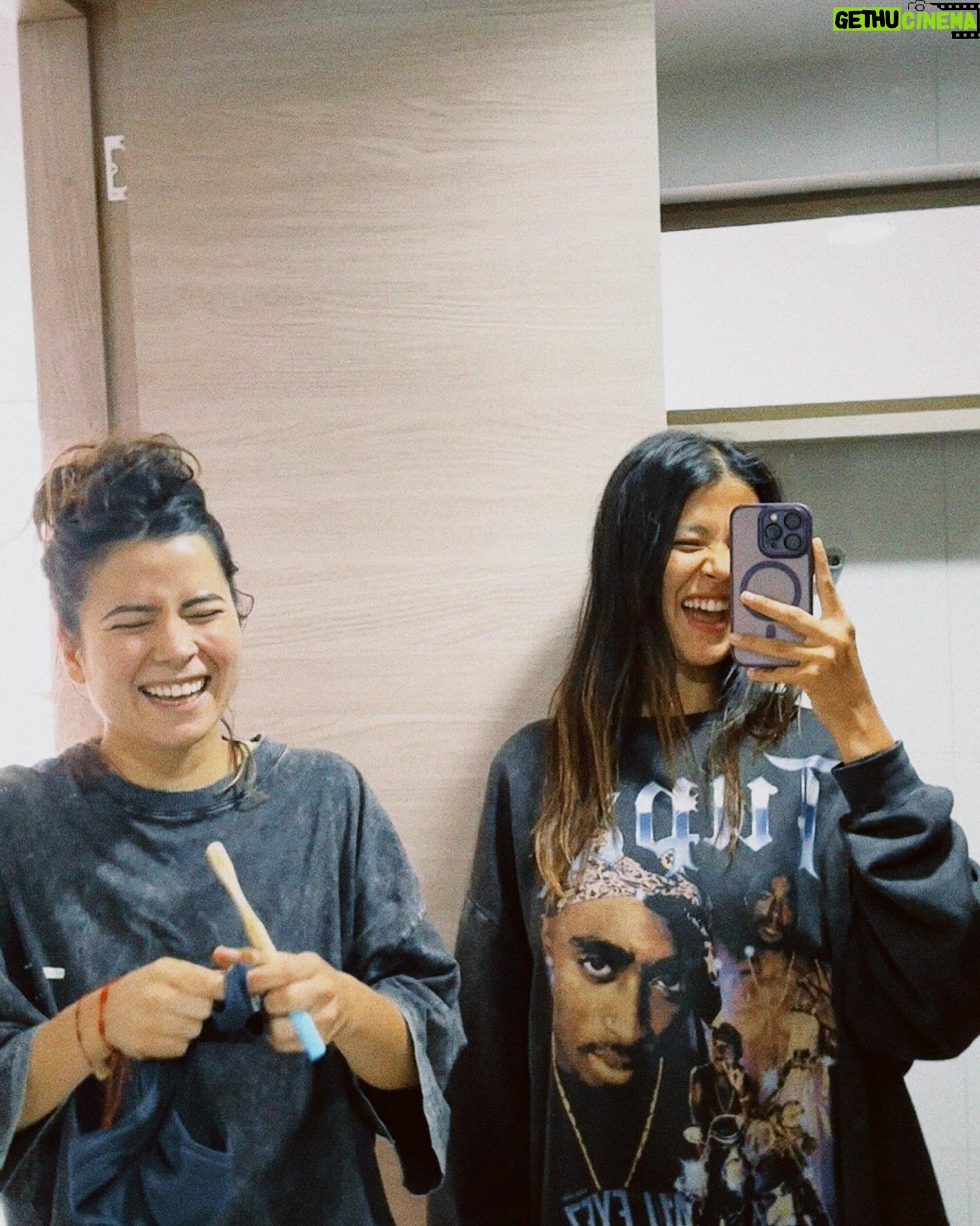 Laura Osma Instagram - Como extrañaba que mis mañanas empezaran así… 🌵💚🌼 . @ramihbuiles te amo 🫶🏽