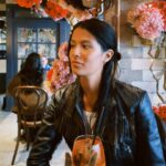 Laura Osma Instagram – London calls… ☎️
.
Indian food as an antipasti, main and dessert… 🔥
.
Getting my greens 💚
.
My favorite people are mental with cream ! ⛄️
.
“Can I have a picture here?” 🌼
.
Yep… I have a marmite jar in my bag just in case 🤭
.
You have no idea what is too much beer 🍻
.
Me feeling I am in a movie…🌼
.
And the accent mi amor… talk to me in that accent 💕
.
🩵