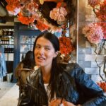 Laura Osma Instagram – London calls… ☎️
.
Indian food as an antipasti, main and dessert… 🔥
.
Getting my greens 💚
.
My favorite people are mental with cream ! ⛄️
.
“Can I have a picture here?” 🌼
.
Yep… I have a marmite jar in my bag just in case 🤭
.
You have no idea what is too much beer 🍻 
.
Me feeling I am in a movie…🌼
.
And the accent mi amor… talk to me in that accent 💕
.
🩵