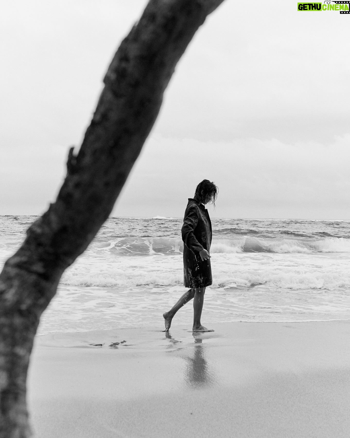 Laura Osma Instagram - How many tears can there be inside the body when you are part of the ocean? 🤍 . An amazing project “Gusano” by @cesarbalcazar