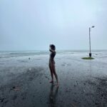 Laura Osma Instagram – Abril me recibió con un tsunami y me dejó naufragando en un mar desconocido; perdida y con la pérdida de todo lo que alguna vez di por conocido. 
En medio de la nada vi la muerte. El fin. El vacío y el silencio. 
Ese silencio que es azul oscuro como las profundidades del océano. 
Donde respirar es imposible y se siente estar muy vivo.
En esa inmersión de lo que desconocemos, regresamos al útero de nuestra madre. De donde venimos y buscamos resguardo. 

Con cada muerte hay un nacimiento y como aquel que abre los ojos, en el primer parpadeo vi borroso; como también veía una luz en la superficie. 
Entre más hondo me encontraba, más tenía que nadar despacio. 
Sabía que cuando recibiera los primeros rayos de sol y regresara a la tierra, iba a llegar a una tormenta. 
Darme vida nuevamente no iba a ser fácil. Era consciente que entre más la tempestad me quisiera ahogar me estaba empujando en ir hacia adelante. Quería ayudarme a volar. 
Entonces me vi bailando encima de las olas como lo había deseado alguna vez. Podía bailar entre la lluvia y el mar. 
Había tanta agua dentro de mí que al final todo se volvió sublime y la única manera de darle sentido era ver la vida oníricamente. Aceptar que cada ola que me enviara… iba a ser un respiro de vida. 
🌼🐒🩵