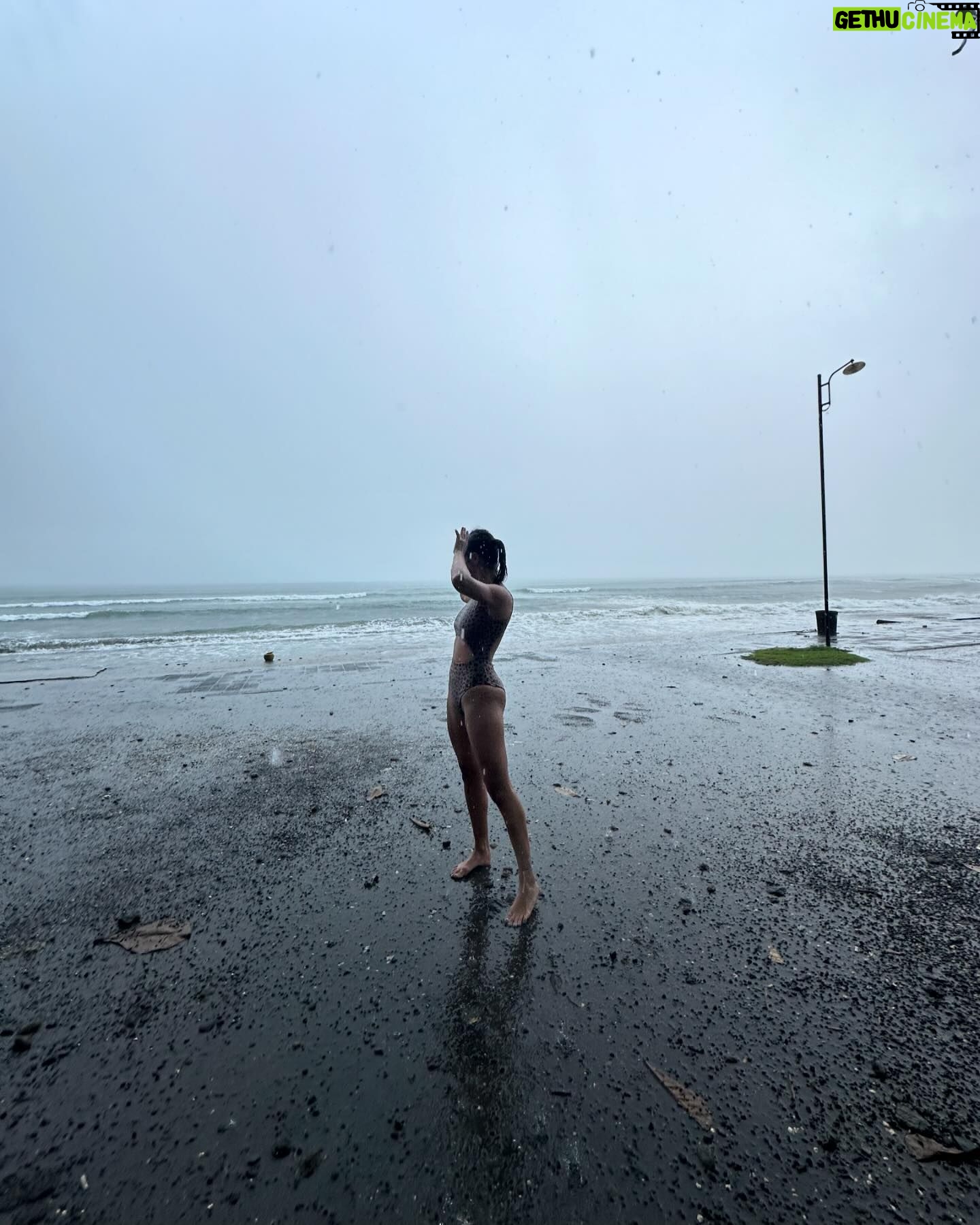 Laura Osma Instagram - Abril me recibió con un tsunami y me dejó naufragando en un mar desconocido; perdida y con la pérdida de todo lo que alguna vez di por conocido. En medio de la nada vi la muerte. El fin. El vacío y el silencio. Ese silencio que es azul oscuro como las profundidades del océano. Donde respirar es imposible y se siente estar muy vivo. En esa inmersión de lo que desconocemos, regresamos al útero de nuestra madre. De donde venimos y buscamos resguardo. Con cada muerte hay un nacimiento y como aquel que abre los ojos, en el primer parpadeo vi borroso; como también veía una luz en la superficie. Entre más hondo me encontraba, más tenía que nadar despacio. Sabía que cuando recibiera los primeros rayos de sol y regresara a la tierra, iba a llegar a una tormenta. Darme vida nuevamente no iba a ser fácil. Era consciente que entre más la tempestad me quisiera ahogar me estaba empujando en ir hacia adelante. Quería ayudarme a volar. Entonces me vi bailando encima de las olas como lo había deseado alguna vez. Podía bailar entre la lluvia y el mar. Había tanta agua dentro de mí que al final todo se volvió sublime y la única manera de darle sentido era ver la vida oníricamente. Aceptar que cada ola que me enviara… iba a ser un respiro de vida. 🌼🐒🩵