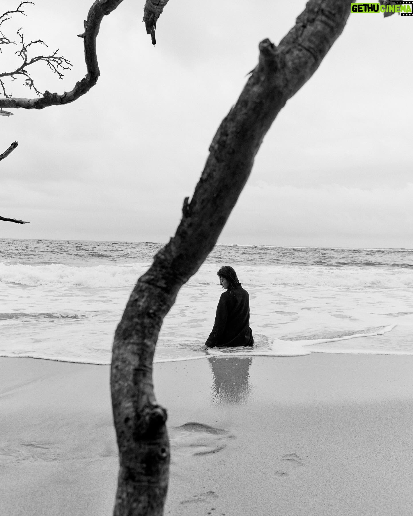 Laura Osma Instagram - How many tears can there be inside the body when you are part of the ocean? 🤍 . An amazing project “Gusano” by @cesarbalcazar