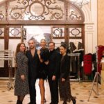 Laura Sánchez Instagram - Parte de la Familia de @pasarela_weloveflamenco GRACIAS un año más a todos los que hacéis posible este sueño de los que amamos la moda flamenca!!! En estas fotos no están todos ni mucho menos… necesitaría un álbum de cien páginas para sacarlos!!! Mi equipo de todo el año @mari_rui @merifloresss @juandecorrales que han trabajado tanto… los diseñadores que son los protagonistas de esta semana!!! Peluquería ( @lorealspain @victordelvalle_ ) maquillaje ( @beautyexpertlancome @robertosiguero @patricia_franco_casas @pepa_medina.t y equipo) vestuario ( @macapili68 @lolagarciacruz @arroyovacalola y sus súper equipo) luz y sonido ( @edyma_medios_audiovisuales ) montaje ( @europapaco ) audiovisuales ( @cocatoosvq ) foto ( @anibalfotografo @silviasanchezfotos ) a sala ( @jose93gm gloria bendita!!! @anacuadrad0 y todo el equipo que se encarga de sala) a mi equipo de azafatas y azafatos ) a toda la prensa que nos cubre!!! A nuestra casa ( @hotelalfonsoxiii y TODO su personal que no pueden cuidarnos mejor!!!) a mis modelos que son las más bonitas!!! A mis Isas que lo dejan todo reluciente!!! A mi @luisgallaardo por hacer fácil las entradas y salidas de las colecciones!!! A @vbrichete que ha sido mi bonita sombra estos días!!!!A todos y cada uno de los patrocinadores e instituciones que sin ellos esto tampoco sale!! Y dejo para el final a mi @erjavivilla, que te digo hermana? Que te quiero infinito… y voy a tirar de una frase muy paquera “ nos hemos coronao “ jajajajajajaja jajajajajajaja ( nuestros dos ángeles han estado sentados juntos en primera fila, con una sonrisa) Espero que no me falte nadie por agradecer, y si es así, que se de por agradecido… #wlf24 @goeventosycomunicacion y ahora a por mas proyectos bonitos!!!