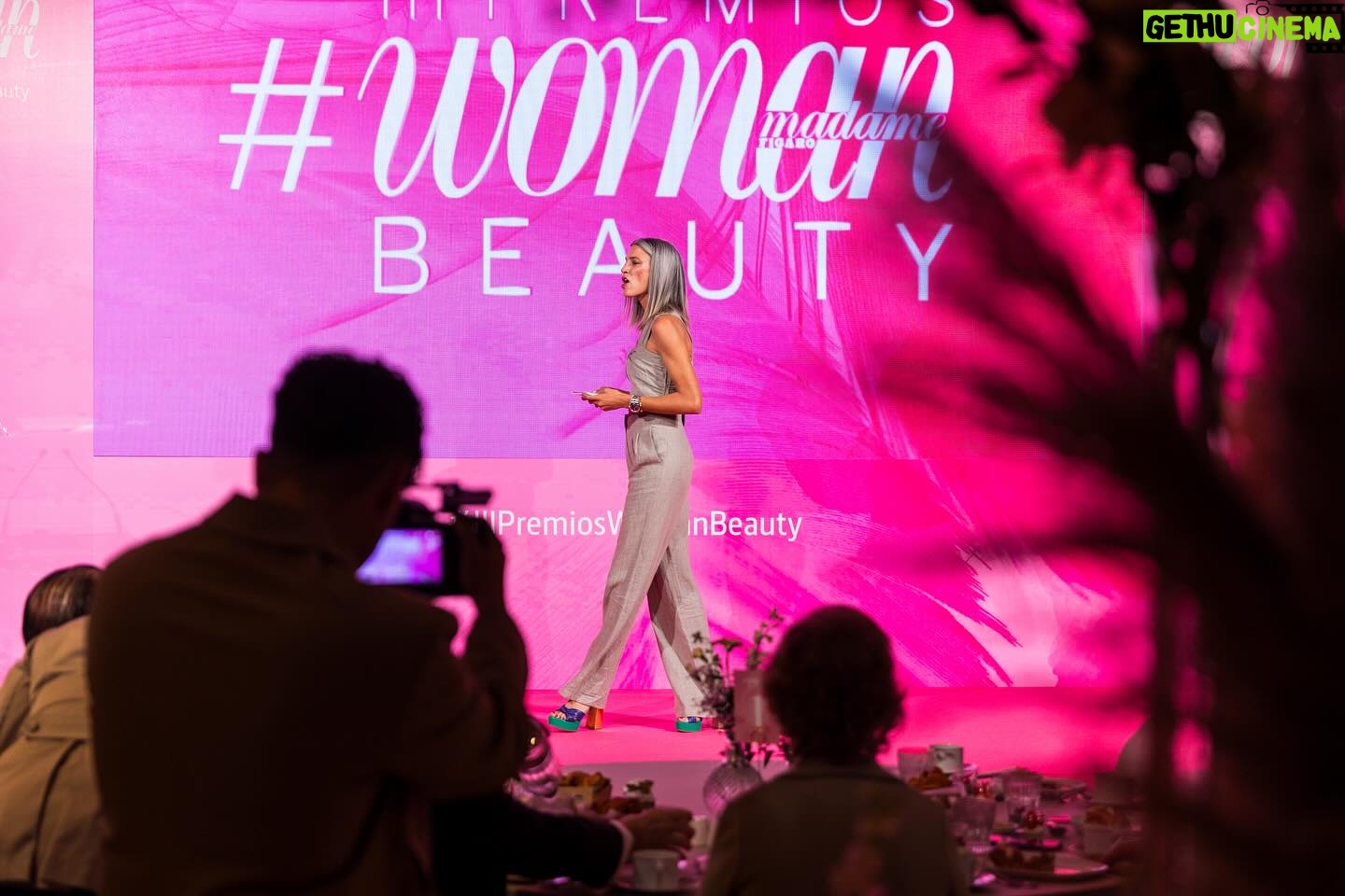 Laura Sánchez Instagram - Como cada año es un placer presentar #premioswomanbeauty y seguir trabajando con la familia @woman_es y @prensaiberica Mi look de @inesmartinalcaldecollection @creareprcomunicacion y estilismo de @beautyexpertlancome . Pic @juanpelegrinrodriguez @alecorivera . Gracias 💙