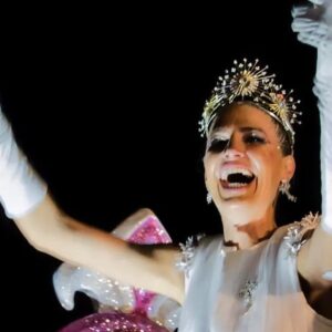 Laura Sánchez Instagram - Y llegó la cabalgata!!! No hay palabras para describir lo que sentí… las imágenes valen más que las palabras!!! Lo disfruté como esos niños que me gritaban!!! La Ilusión de la Estrella se apoderó de mí y solo pido que no me suelte nunca!!! Gracias a mis ESTRELLAS, mis amigas y mis hermanas desde hace muchos años… compartirlo con ellas ha sido un regalazo!!! Gracias a @ivancampana por vestirme como una Star!!! A @ladameenbleu.headpieces por coronarme con tanto gusto, a @maremia_shop por ponerle brillo a mi cara!!! A @defa_y_laru por vestir a las Estrellas!!! A @moisesgiraldo y mi @pepa_medina.t por hacer siempre magia con sus manos!! Al @aytohuelva por darme esta oportunidad!!! A @hdadvictoria por dejarme llevar a nuestra reina en el pecho!! A mi barrio, al Polvorín… no tengo manera de explicar lo que me hicisteis sentir!!! Y las GRACIAS, en mayúsculas es para todos esos choqueros que me habéis hecho sentir tan querida!!! Espero que os hayan traído a todos bonitos regalos!! Y yo os deseo Salud y VIVA HUELVA!!! 💙