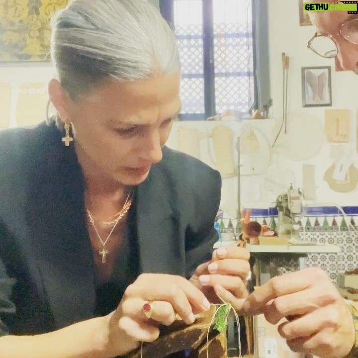 Laura Sánchez Instagram - Voy a visitar a mi amigo @javier.menacho y él me enseña las maravillas que tiene la Artesanía… arreglamos el mundo, me enseñó algo que no había hecho nunca y que me dio paz… de eso va este camino… gracias querido!!! 💙