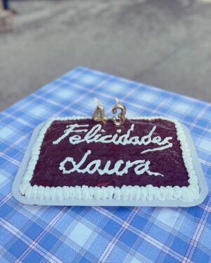 Laura Sánchez Instagram - La jefa me ha hecho su tarta!!! Gracias vida!!! 💙 #cumpleaños #43
