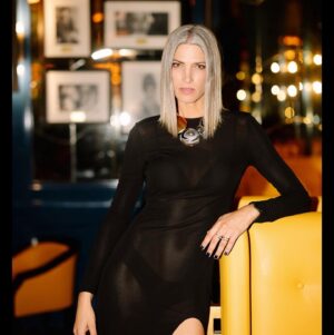 Laura Sánchez Instagram - Viernes!!! Hace una semana que clausuramos @pasarela_weloveflamenco y me siguen llegando regalitos de esos días!!! Gracias @silviasanchezfotos por buscar los huecos y jugar!!! @paco_rus @hotelalfonsoxiii @pepa_medina.t @beautyexpertlancome @lorealpro