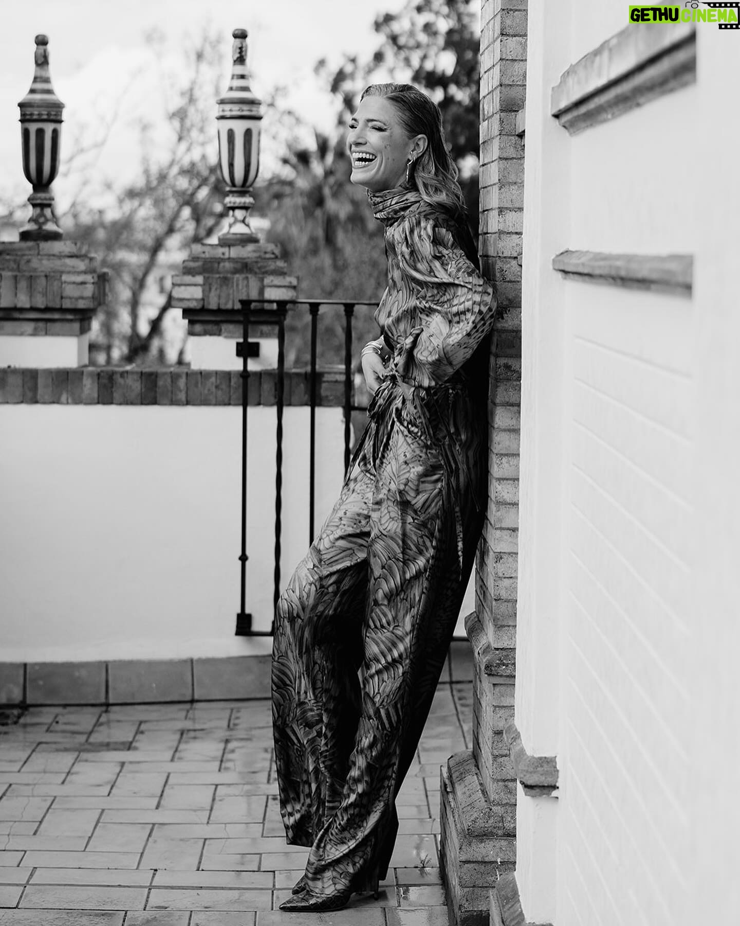 Laura Sánchez Instagram - Jugando con @silviasanchezfotos y el equipo @pepa_medina.t @estilismo_antonio y @paco_rus en @hotelalfonsoxiii