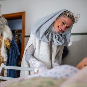 Laura Sánchez Instagram - La Estrella guió a sus Majestades a quienes no podían disfrutarlos en la calle… nuestros niños y mayores nos recibieron con los brazos abiertos… mañana de ilusión en los centros de mayores y hospitales de Huelva!!!