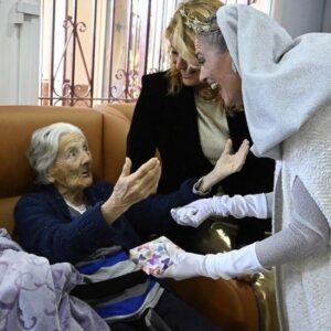 Laura Sánchez Instagram - La Estrella guió a sus Majestades a quienes no podían disfrutarlos en la calle… nuestros niños y mayores nos recibieron con los brazos abiertos… mañana de ilusión en los centros de mayores y hospitales de Huelva!!!