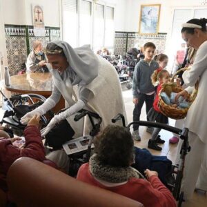 Laura Sánchez Instagram - La Estrella guió a sus Majestades a quienes no podían disfrutarlos en la calle… nuestros niños y mayores nos recibieron con los brazos abiertos… mañana de ilusión en los centros de mayores y hospitales de Huelva!!!