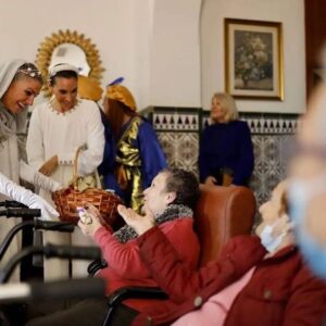 Laura Sánchez Instagram - La Estrella guió a sus Majestades a quienes no podían disfrutarlos en la calle… nuestros niños y mayores nos recibieron con los brazos abiertos… mañana de ilusión en los centros de mayores y hospitales de Huelva!!!