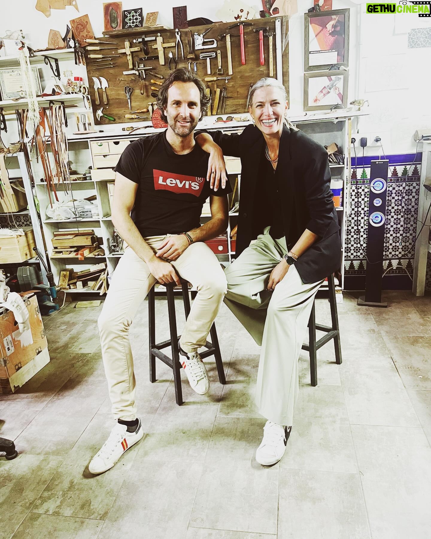 Laura Sánchez Instagram - Voy a visitar a mi amigo @javier.menacho y él me enseña las maravillas que tiene la Artesanía… arreglamos el mundo, me enseñó algo que no había hecho nunca y que me dio paz… de eso va este camino… gracias querido!!! 💙
