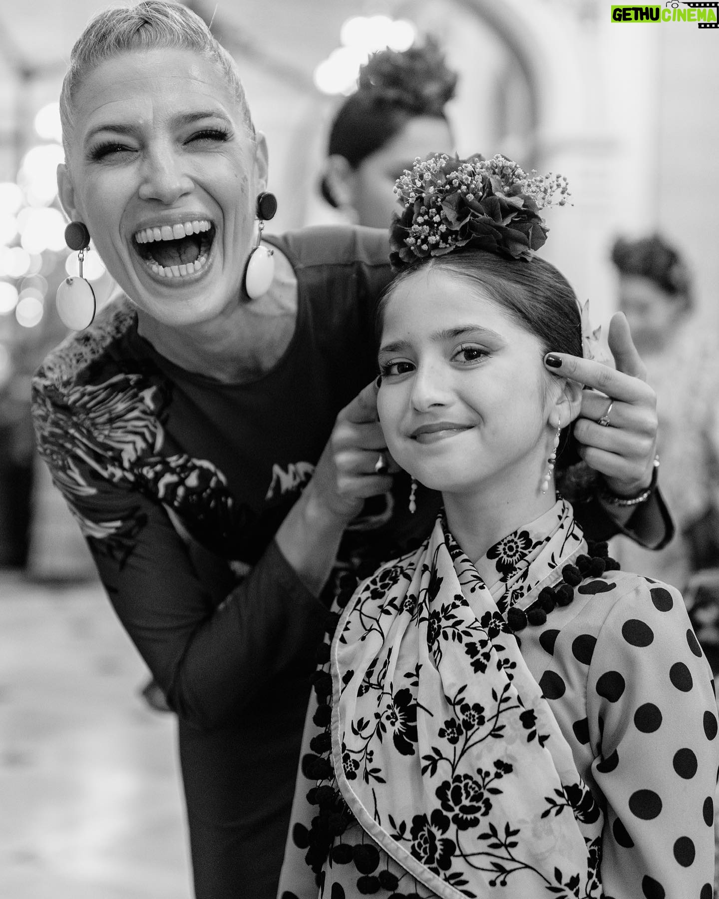Laura Sánchez Instagram - Volver a ser niña rodeada de grandes modelos “ahijada, sobrinas y mil niñas bonitas más”💃🏻 @pasarela_weloveflamenco 📸 @silviasanchezfotos