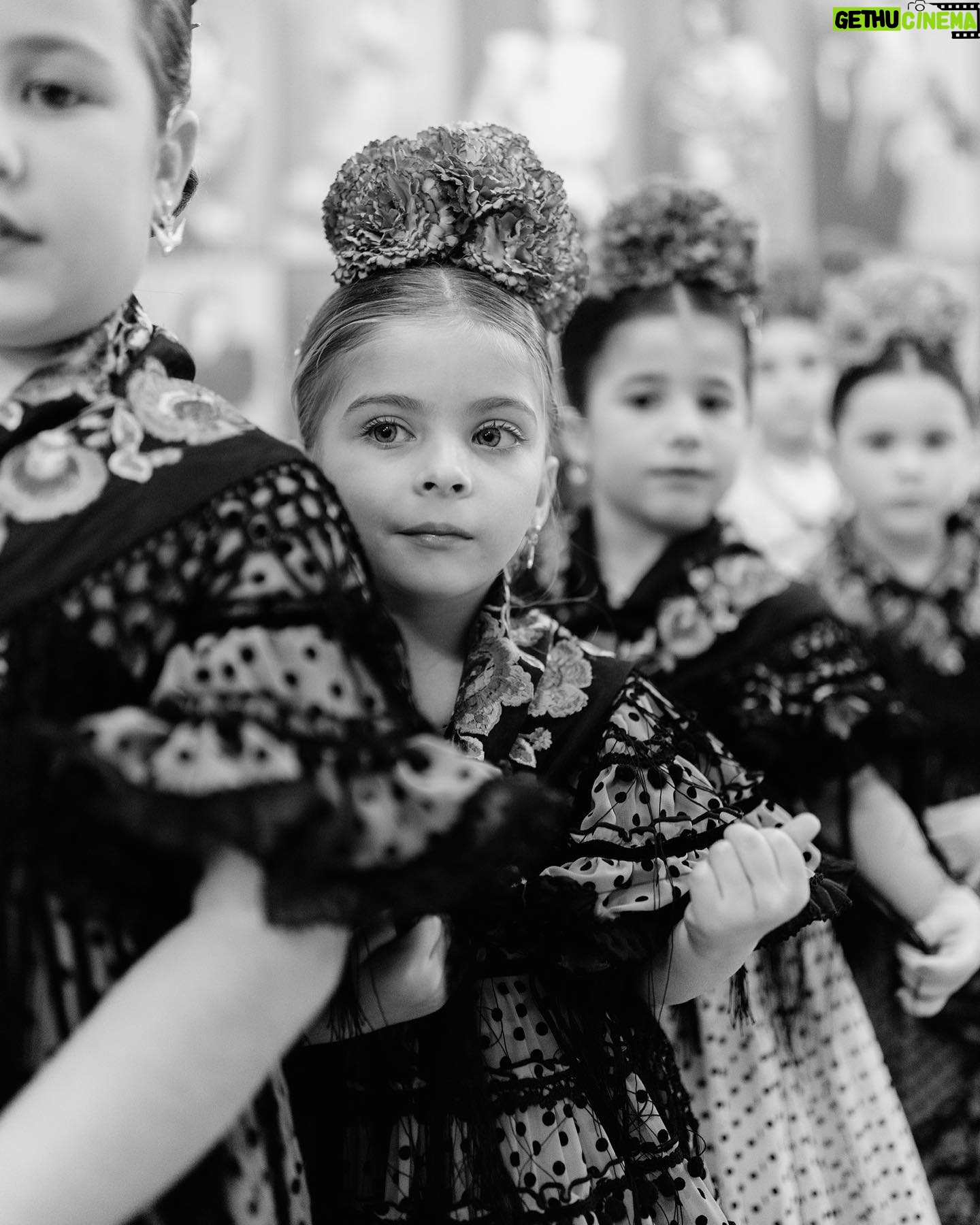 Laura Sánchez Instagram - Volver a ser niña rodeada de grandes modelos “ahijada, sobrinas y mil niñas bonitas más”💃🏻 @pasarela_weloveflamenco 📸 @silviasanchezfotos