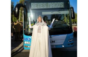 Laura Sánchez Instagram - La Estrella guió a sus Majestades a quienes no podían disfrutarlos en la calle… nuestros niños y mayores nos recibieron con los brazos abiertos… mañana de ilusión en los centros de mayores y hospitales de Huelva!!!