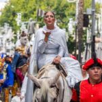 Laura Sánchez Instagram - Hoy ha sido un día muy especial… guiar a los Reyes Magos por ciudad ha sido una responsabilidad emocionante!!! Estoy feliz!!! Gracias a @elajoli por su gusto en vestirme!! Y a @pepa_medina.t @moisesgiraldo @jleon_eyc @ladameenbleu.headpieces y gracias a todos los niños de Huelva por hacer la magia posible!!!
