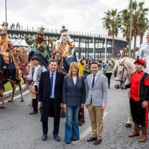 Laura Sánchez Instagram - Hoy ha sido un día muy especial… guiar a los Reyes Magos por ciudad ha sido una responsabilidad emocionante!!! Estoy feliz!!! Gracias a @elajoli por su gusto en vestirme!! Y a @pepa_medina.t @moisesgiraldo @jleon_eyc @ladameenbleu.headpieces  y gracias a todos los niños de Huelva por hacer la magia posible!!!
