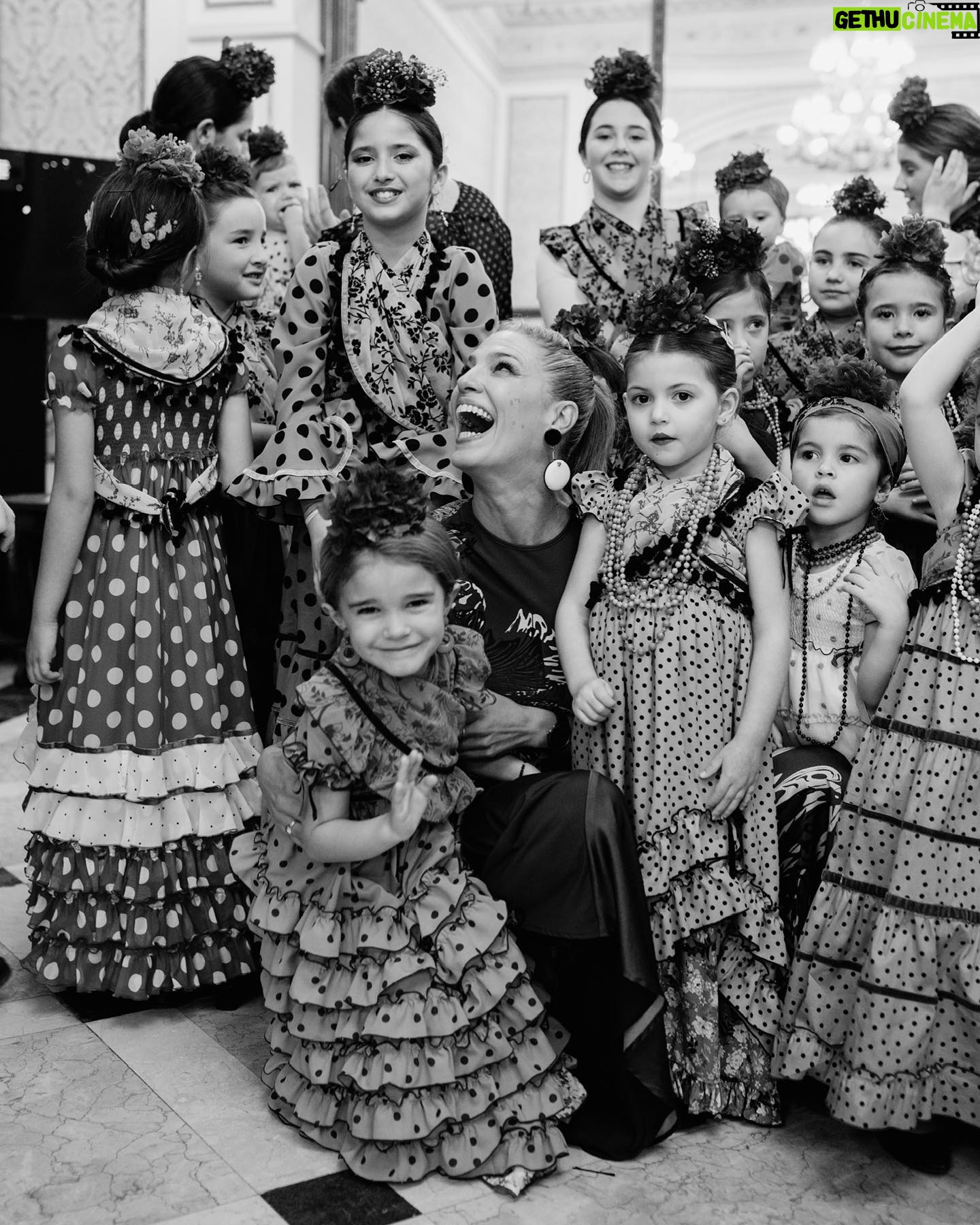 Laura Sánchez Instagram - Volver a ser niña rodeada de grandes modelos “ahijada, sobrinas y mil niñas bonitas más”💃🏻 @pasarela_weloveflamenco 📸 @silviasanchezfotos