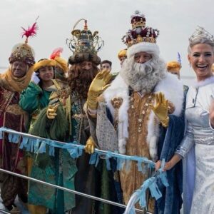 Laura Sánchez Instagram - Hoy ha sido un día muy especial… guiar a los Reyes Magos por ciudad ha sido una responsabilidad emocionante!!! Estoy feliz!!! Gracias a @elajoli por su gusto en vestirme!! Y a @pepa_medina.t @moisesgiraldo @jleon_eyc @ladameenbleu.headpieces  y gracias a todos los niños de Huelva por hacer la magia posible!!!