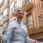 Laura Sánchez Instagram - Hoy ha sido un día muy especial… guiar a los Reyes Magos por ciudad ha sido una responsabilidad emocionante!!! Estoy feliz!!! Gracias a @elajoli por su gusto en vestirme!! Y a @pepa_medina.t @moisesgiraldo @jleon_eyc @ladameenbleu.headpieces y gracias a todos los niños de Huelva por hacer la magia posible!!!