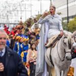 Laura Sánchez Instagram - Hoy ha sido un día muy especial… guiar a los Reyes Magos por ciudad ha sido una responsabilidad emocionante!!! Estoy feliz!!! Gracias a @elajoli por su gusto en vestirme!! Y a @pepa_medina.t @moisesgiraldo @jleon_eyc @ladameenbleu.headpieces y gracias a todos los niños de Huelva por hacer la magia posible!!!