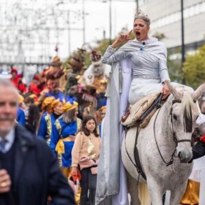Laura Sánchez Instagram - Hoy ha sido un día muy especial… guiar a los Reyes Magos por ciudad ha sido una responsabilidad emocionante!!! Estoy feliz!!! Gracias a @elajoli por su gusto en vestirme!! Y a @pepa_medina.t @moisesgiraldo @jleon_eyc @ladameenbleu.headpieces  y gracias a todos los niños de Huelva por hacer la magia posible!!!