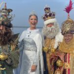 Laura Sánchez Instagram - Hoy ha sido un día muy especial… guiar a los Reyes Magos por ciudad ha sido una responsabilidad emocionante!!! Estoy feliz!!! Gracias a @elajoli por su gusto en vestirme!! Y a @pepa_medina.t @moisesgiraldo @jleon_eyc @ladameenbleu.headpieces y gracias a todos los niños de Huelva por hacer la magia posible!!!