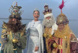 Laura Sánchez Instagram - Hoy ha sido un día muy especial… guiar a los Reyes Magos por ciudad ha sido una responsabilidad emocionante!!! Estoy feliz!!! Gracias a @elajoli por su gusto en vestirme!! Y a @pepa_medina.t @moisesgiraldo @jleon_eyc @ladameenbleu.headpieces  y gracias a todos los niños de Huelva por hacer la magia posible!!!