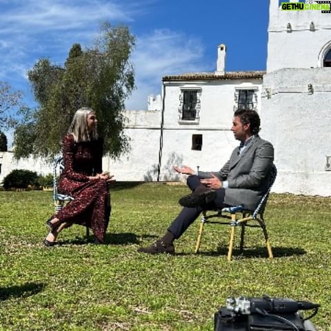 Laura Sánchez Instagram - Algunas nuevas pinceladas de lo que está por venir en la próxima temporada de @andaluciaesmodatv de @canalsurradiotv, ¡deseando contaros fecha de estreno! Como siempre, nuestra directora @laurasanchezofi guapísima como presentadora, con estilismos de @erjavivilla #programatv #tv #rodaje #television #estilismo #styledby #moda #andaluciaesmoda #andalucia
