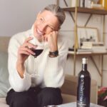 Laura Sánchez Instagram - “EL VINO SÓLO SE DISFRUTA CON MODERACIÓN” y "Wine in Moderation" Mirto es un vino sofisticado, jugoso y afrutado. Yo lo estoy disfrutando con un poco de chocolate negro, pero con que lo maridarías tú y a quien se lo regalarías??? Cuéntame que necesito recomendaciones!!!! Y aprovecho para desearos unas Felices Fiestas y recordaros que siempre tenemos oportunidades de agradecer y brindar en este 2023 @bodegasramonbilbao