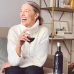Laura Sánchez Instagram - “EL VINO SÓLO SE DISFRUTA CON MODERACIÓN” y "Wine in Moderation" Mirto es un vino sofisticado, jugoso y afrutado. Yo lo estoy disfrutando con un poco de chocolate negro, pero con que lo maridarías tú y a quien se lo regalarías??? Cuéntame que necesito recomendaciones!!!! Y aprovecho para desearos unas Felices Fiestas y recordaros que siempre tenemos oportunidades de agradecer y brindar en este 2023 @bodegasramonbilbao